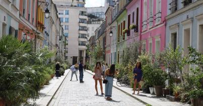 Elege lett egy párizsi utca lakóinak a turisták özönétől