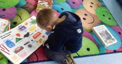 Magyar könyveket bújnak a román gyerekek is a megyei könyvtárban