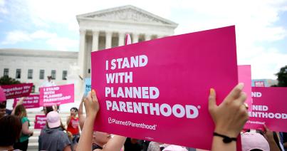 Egy szövetségi bíró felfüggesztette Trump abortusszal kapcsolatos rendeletét