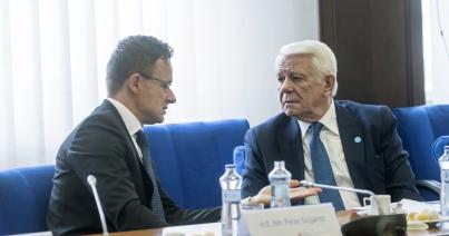 Szijjártó Péter a román külügyminiszter  közbenjárását kérte