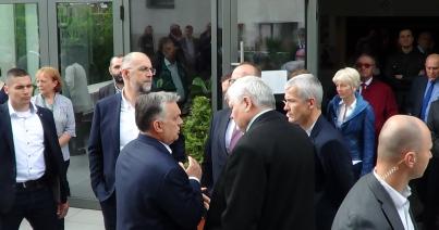 VIDEÓ - Kikkel társalgott ma a Sapientia épülete előtt Orbán Viktor?