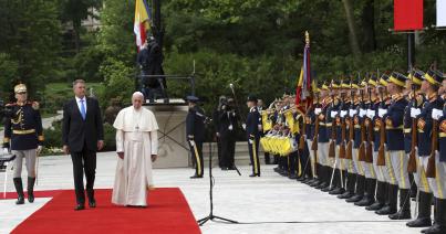 Megérkezett Romániába Ferenc pápa