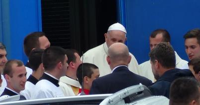 VIDEÓ - Kik vannak rajta a Ferenc pápával készített csoportképen?
