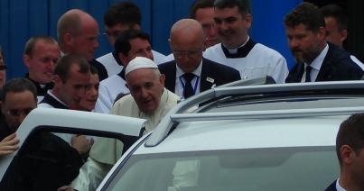 VIDEÓÖSSZEÁLLÍTÁS - Ferenc pápa Csíksomlyón: zarándokok, eső, sár, szentmise...