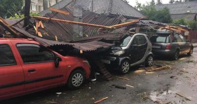Csaknem száz településen, főleg Erdélyben okoztak károkat a viharok