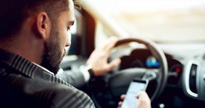 Szigorúan büntetik a mobil eszközöket használó sofőröket