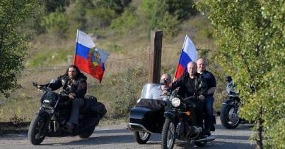 Feljelentették Putyint sisak nélküli motorozásért