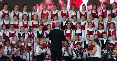 VIDEÓ - A Szentegyházi Gyermekfilharmónia fellépése a Főtéren
