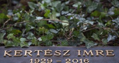 Felavatták Kertész Imre síremlékét Budapesten