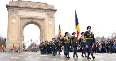 Katonai parádéval ünnepeltek Bukarestben és az országban december elsején