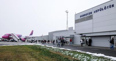 Vélt tűz miatt kiürítették a WizzAir Debrecenből Párizsba induló járatát