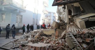 Vasárnap is folytatódott a török földrengés túlélői utáni kutatás. Nőtt a halottak száma
