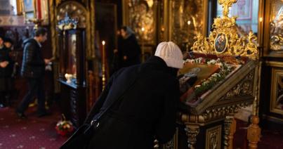 Koronavírus - Az ortodox egyház ideiglenesen eltekint az ikonok csókolgatásától
