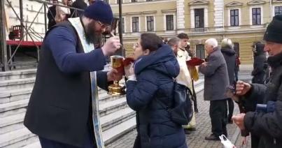 Feljelentették az egyetlen kanállal szájba áldoztató ortodox papokat