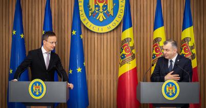 Szijjártó Péter  magyar külügyminiszter védőfelszerelés-szállítmányt kísért el Moldovába