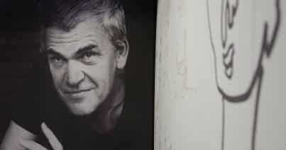 Milan Kundera a Morva Tartományi Könyvtárnak adományozza archívumát