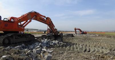 VIDEÓ - Hozzáláttak a kolozsvári repülőtér gurulópályájának teljes felújításához