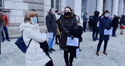 Szolidaritási tüntetés a királyi ügyben elítélt ügyvédért
