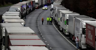 Brit, lengyel katonák, francia tűzoltók segítik az Angliában várakozó kamionosok tesztelését