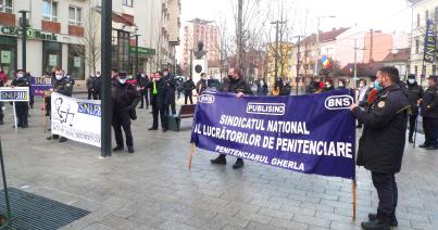 Országszerte sztrájkőrséget tartanak a prefektusi hivatalok előtt a védelem és a közrendfenntartó erők szakszervezetei