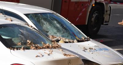 Vakolatdarabok hulltak le a piarista templomról, több autó megrongálódott