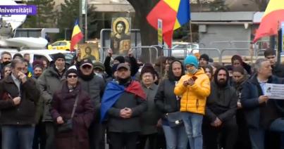 Bukarestben tüntettek a járvány miatt bevezetett intézkedések ellen