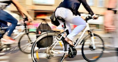 Kerékpárosokat oltanak be Déván. Oltási maraton a törcsvári kastélynál