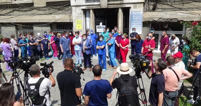 VIDEÓ - Sajtótájékoztató és tiltakozás a Kolozsvári Urológiai Intézetnél