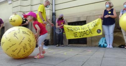 VIDEÓ - Tüntetés a kolozsvári városháza előtt: nyissák ki az iskolák udvarát!