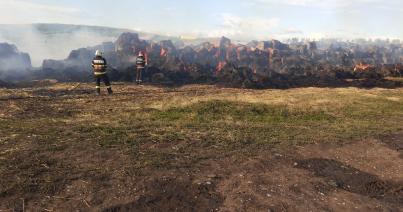 Közel 3 ezer szalmabála égett el Pusztacsánban