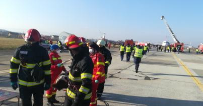 VIDEÓRIPORT - Kényszerhelyzeti gyakorlatot tartottak a kolozsvári repülőtéren