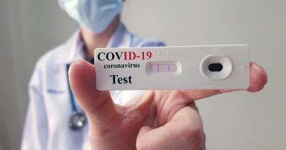 Közel ötezer új koronavírus-fertőzést igazoltak