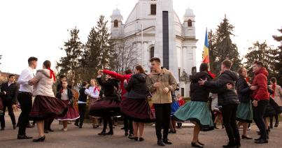 Szamosújvári március 15.: versszínház, zenés-táncos flashmob, évkönyvbemutató