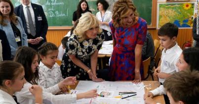 Jill Biden Bukarestben - az amerikai elnök felesége ukrán menekültekkel találkozott