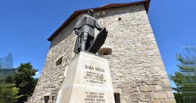 Eltávolították a magyarellenes feliratot a Baba Novac-szoborról