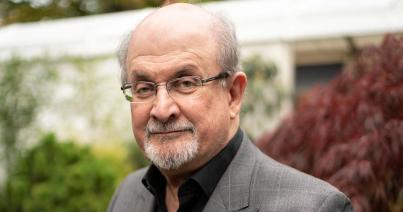 Súlyos sérülésekkel ápolják a pénteken megtámadott Salman Rushdie írót