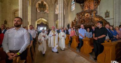 Méltóságteljes, hálaadó ünnepi misén áldották meg a felújított Szent Mihály-plébániatemplomot