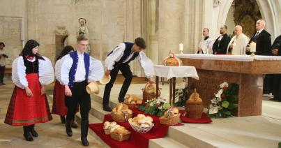 Új kenyér megáldása a Szent Mihály-templomban
