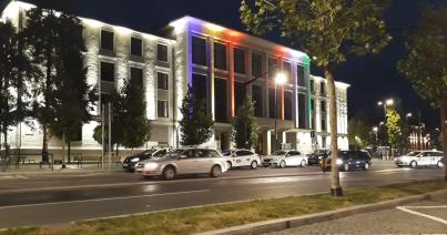 Nemzeti színek a kolozsvári Diákművelődési Ház homlokzatán