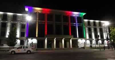 VIDEÓ – Román és magyar nemzeti színek egy kolozsvári épületen