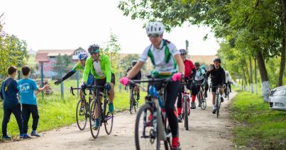 Kerékpáros jótékonyság: 290 kilométert tekertek a Yuppi élményterápiás táborokért