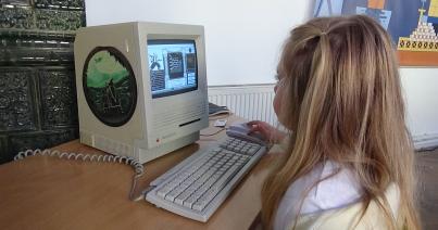 VIDEÓ – A kislány és az ősrégi számítógép…