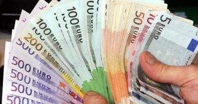 Visszaadta az utcán talált 3 ezer eurót és bankkártyát a tulajdonosnak