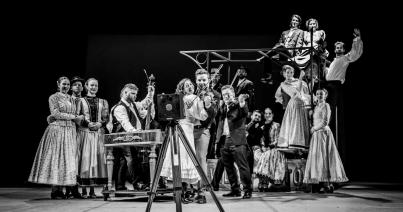 Boldog békeidők – Kolozsváron látható a Tokos zenekar és a Nagyvárad Táncegyüttes közös előadása