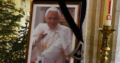 Megkezdődött XVI. Benedek nyugalmazott pápa gyászszertartása