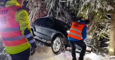 Önkéntesek segítenek a havas  utakon bajba jutott sofőrökön