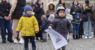 VIDEÓK -  A háború ellen tüntettek a Kolozsváron élő ukrán menekültek