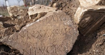 Kotrógéppel törtek szét egy római kori szarkofágot Gyulafehérváron