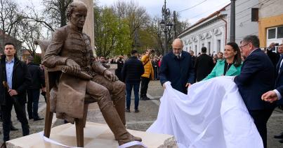Kölcsey-szobrot avattak Nagykárolyban  Novák Katalin jelenlétében