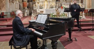 Pavarotti egykori karmestere, Ács János rendkívüli ajándéknak tartja, hogy Erdélyben lehet